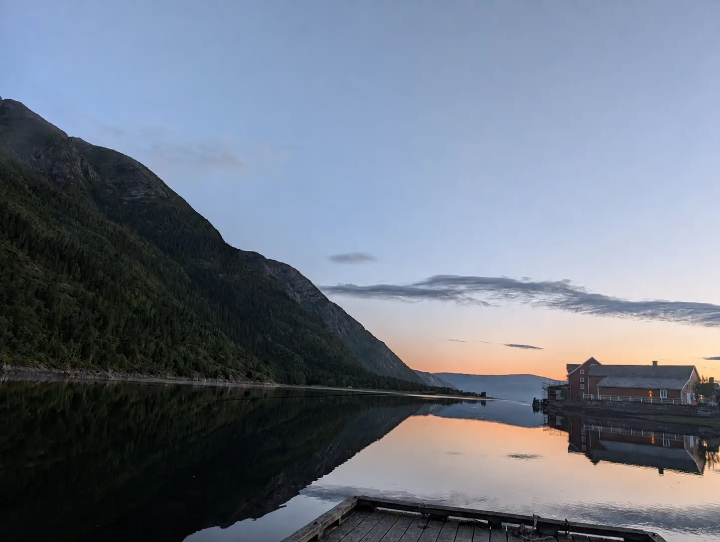 Stille Vefsnfjord-landskap uten personer